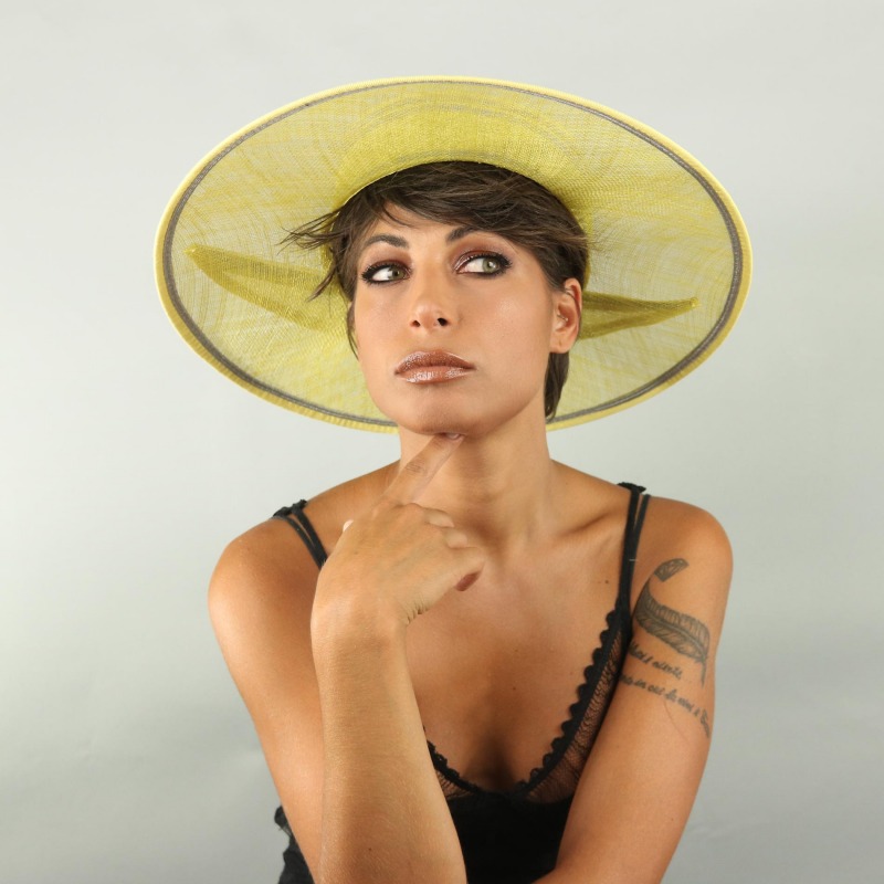 Besha, Cappello da donna realizzato in tessuto Sinamay.
