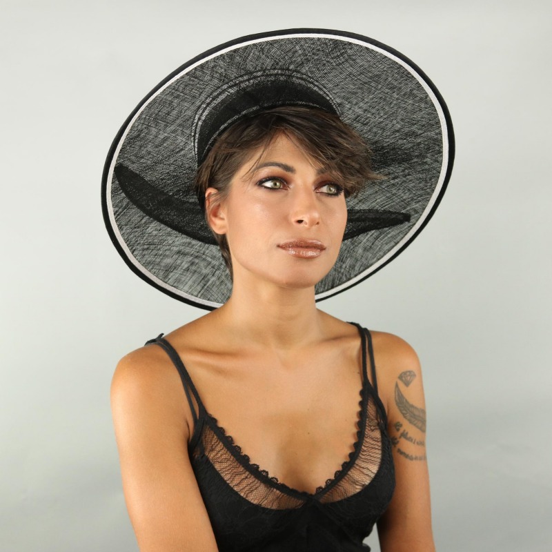 Besha, Cappello da donna realizzato in tessuto Sinamay.