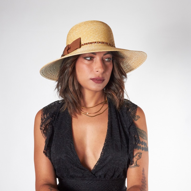 Cappello di paglia da donna con catena dorata