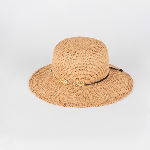 Cappello crochet in rafia con dettaglio gioiello 2