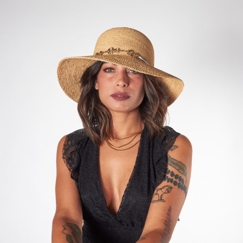 Cappello crochet in rafia con dettaglio gioiello