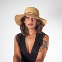 Cappello crochet in rafia con dettaglio gioiello
