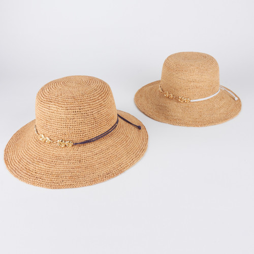 Cappello crochet in rafia con dettaglio gioiello 2