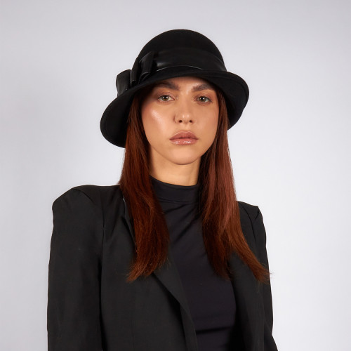 Cappello donna invernale con falda asimmetrica
