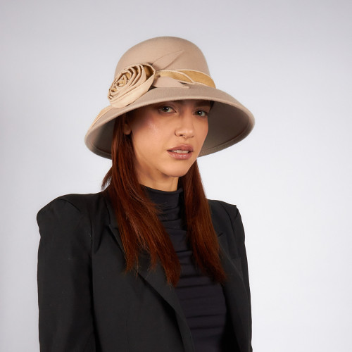 Cappello donna invernale con fiore – Eleganza Artigianale 2