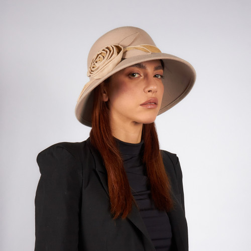 Cappello donna invernale con fiore – Eleganza Artigianale