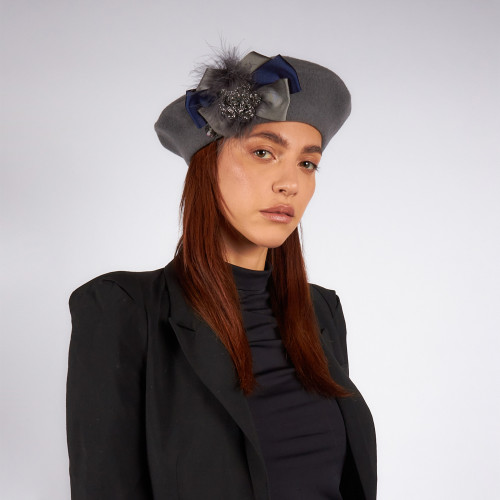 Basco donna in lana con fiocco e piume | Complit