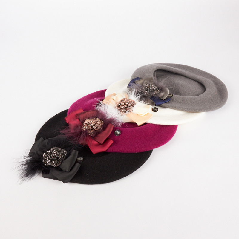 Basco donna in lana con fiocco e piume | Complit