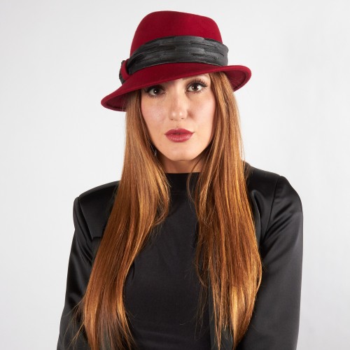 Cappello da donna invernale con falda asimmetrica