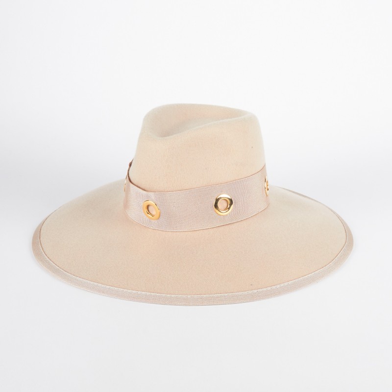 Cappello da donna a falda larga con occhielli dorati