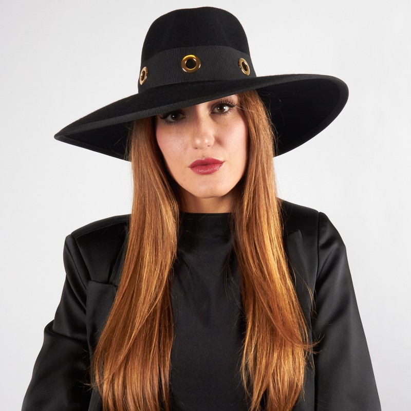 Cappello da donna a falda larga con occhielli dorati